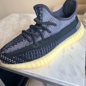 Yeezy boost 350 V2s Carbon